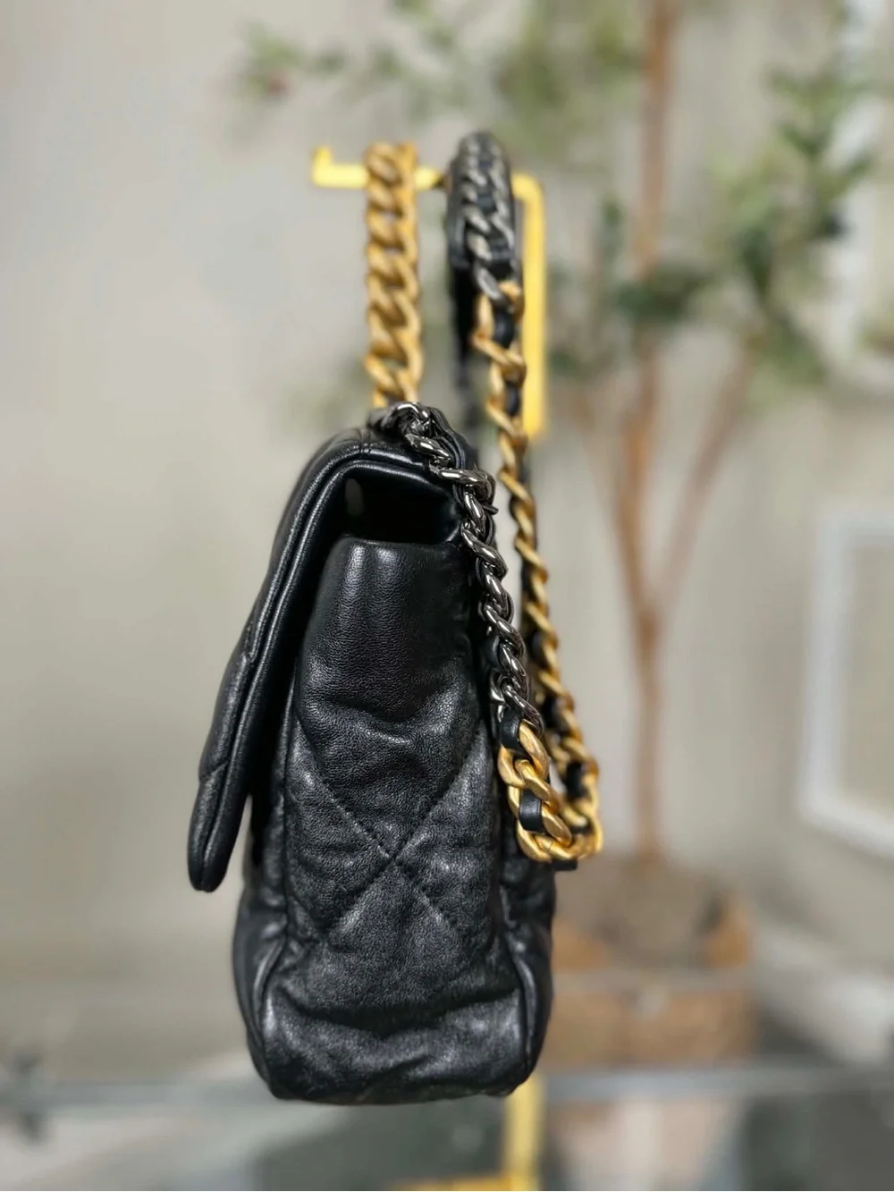 CHANEL Black Quilted Shoulder Bag with Gold Chain CC